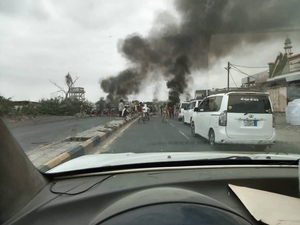 "احتجاجات في لحج: قطع الطرق تعبيراً عن غضب الشعب من تدهور الخدمات وارتفاع الأزمة الاقتصادية"