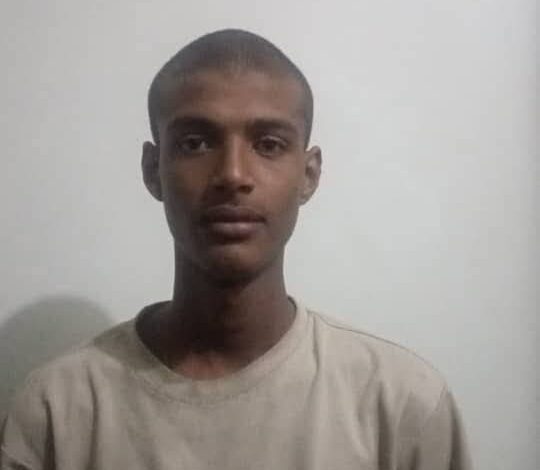 بالتعاون مع اللجان المجتمعية..أمن العاصمة عدن يلقي القبض على متهم بالاعتداء على مواطن في الشيخ عثمان