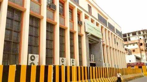 "مزادات البنك المركزي في عدن تفشل في إنقاذ العملة.. والانهيار يضرب معيشة المواطنين"