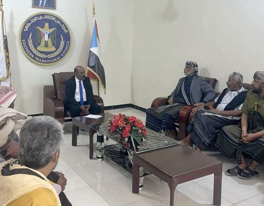 رئيس تنفيذية انتقالي شبوة يلتقي عدداً من أبناء قبيلة المرازيق في إطار مساعيه لمعالجة حادثة الكمين القبلي