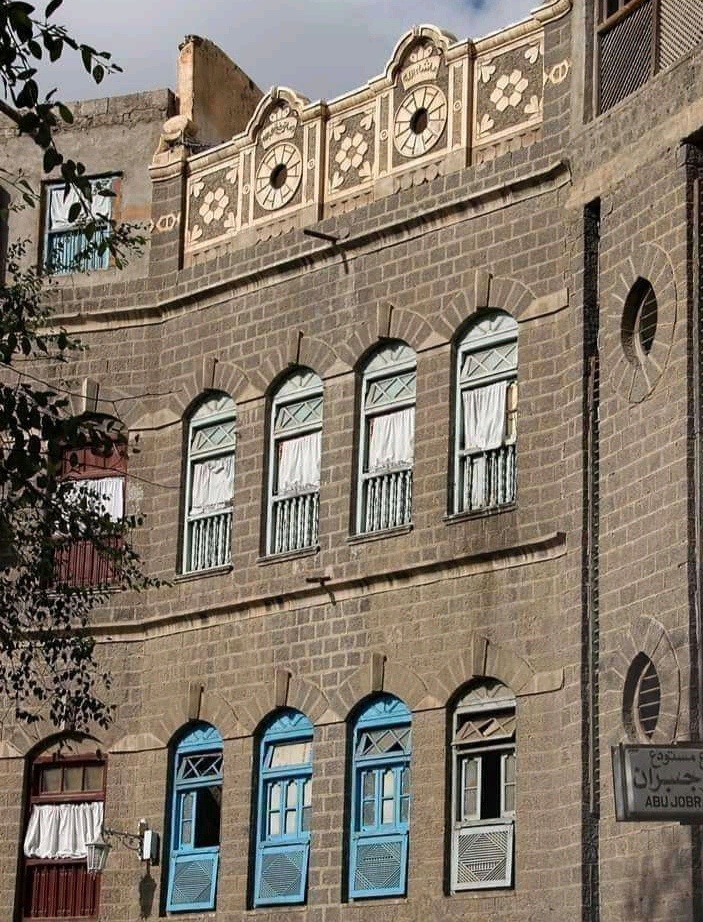  "مأساة أب يطرده أبناؤه من منزله في عدن "