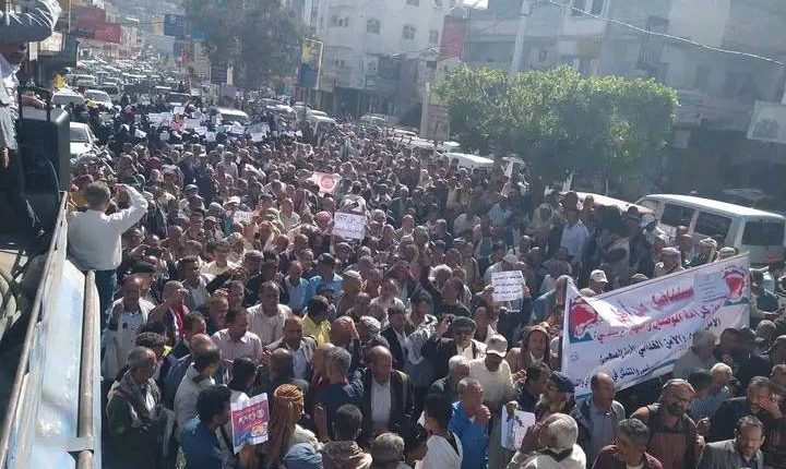 ازدواجية الوظائف في تعز: معلمون أم عسكريون؟